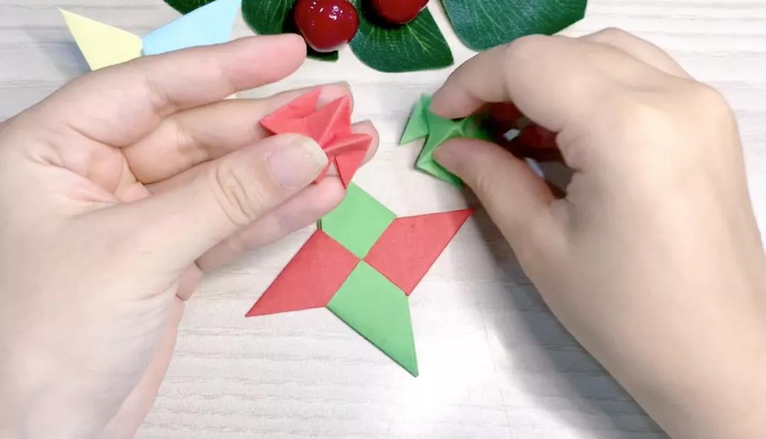 步骤15：另外一个同样的方法，凸出的三角向右折。