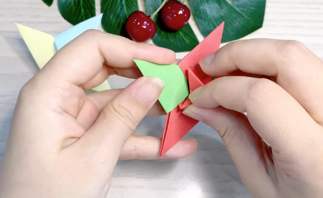 步骤16：按方向卡进卡口。