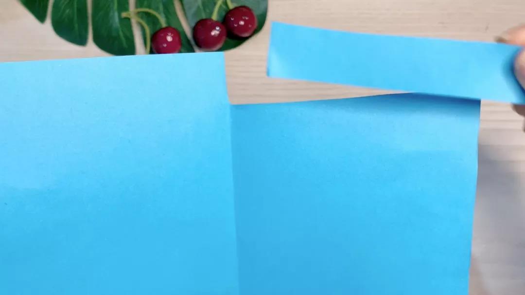 步骤2：半边顶部剪去一小部分。