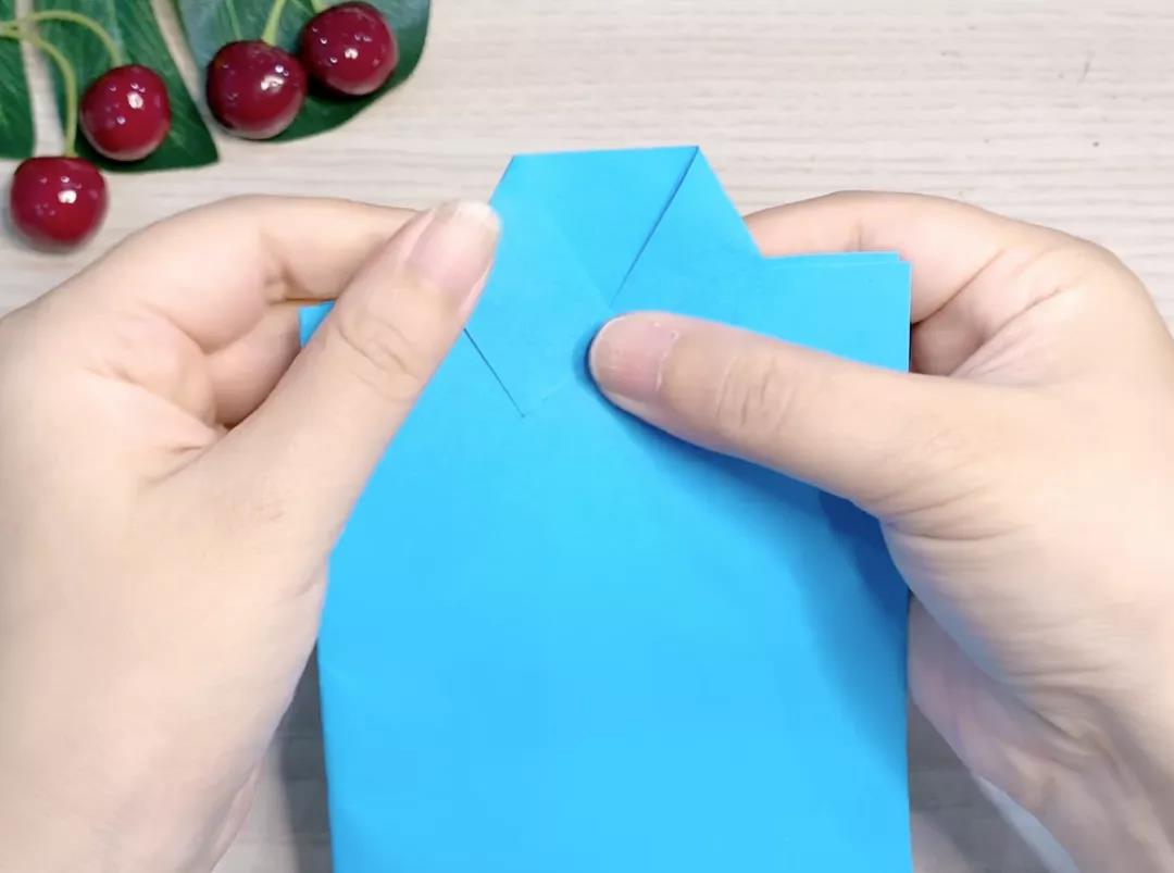 步骤4：折成领子状。