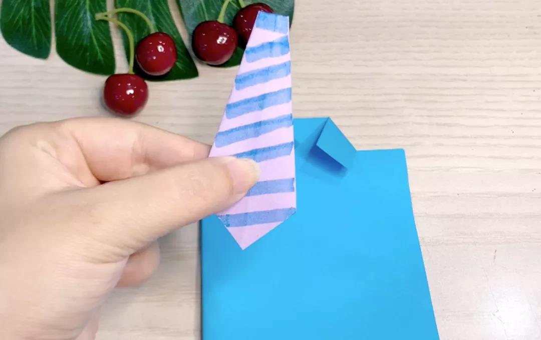 步骤7：领带就做好了，给领带画上你喜欢的花纹吧！