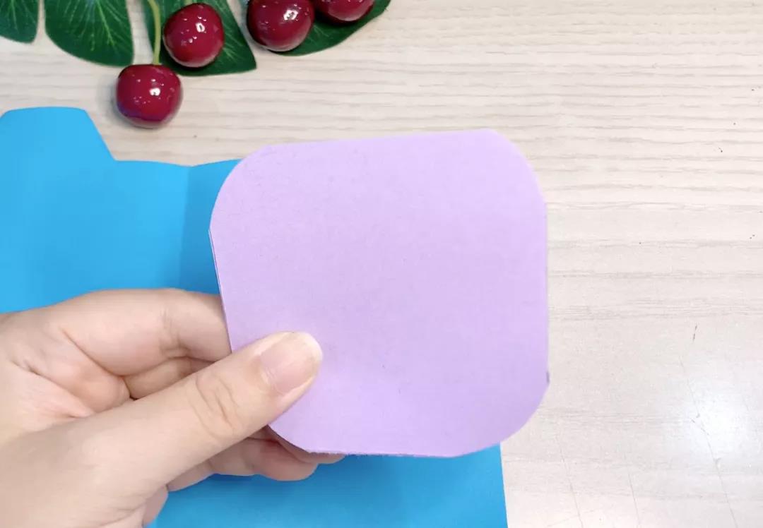 步骤9：小正方形卡纸剪圆角。