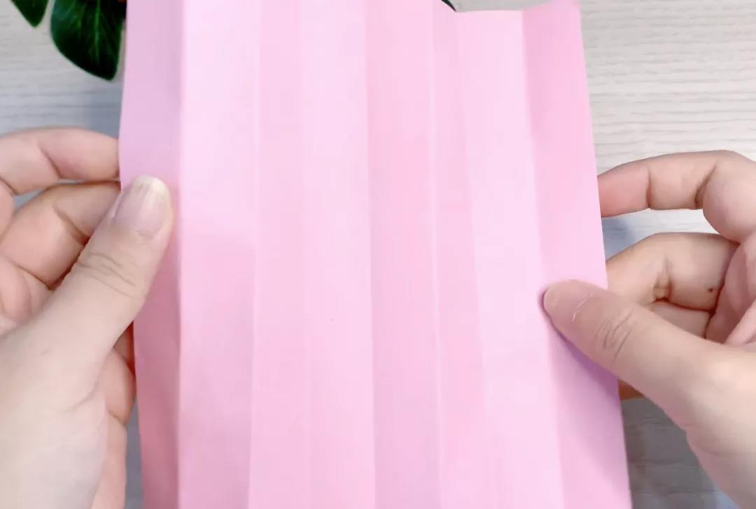 步骤15：长方形卡纸连续对折后展开，再正反折成扇形。