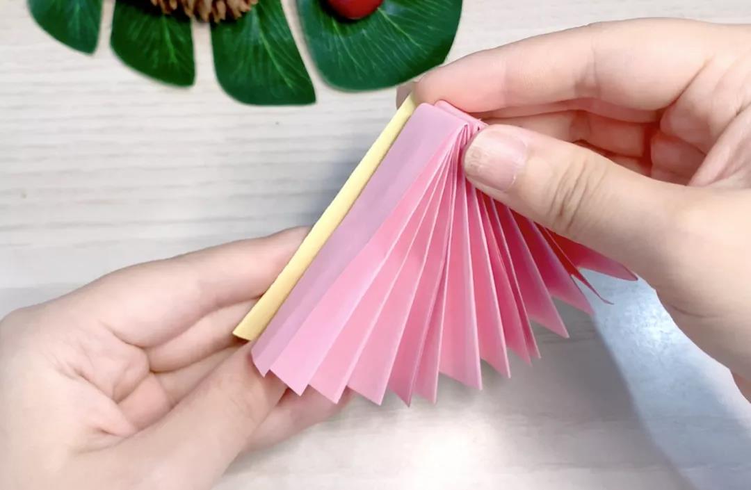 步骤18：黄色卡纸闭口在左边的那面与扇形粘贴在一起。