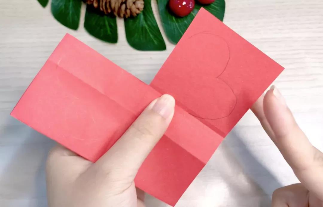 步骤21：以这个心形为轮廓，将对角两个正方形勾出形状，并剪去多余的部分。