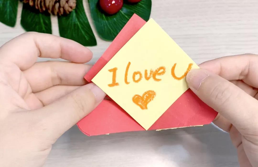 步骤24：在一片小卡纸上写上你想对妈妈说的话，贴在正方形上。