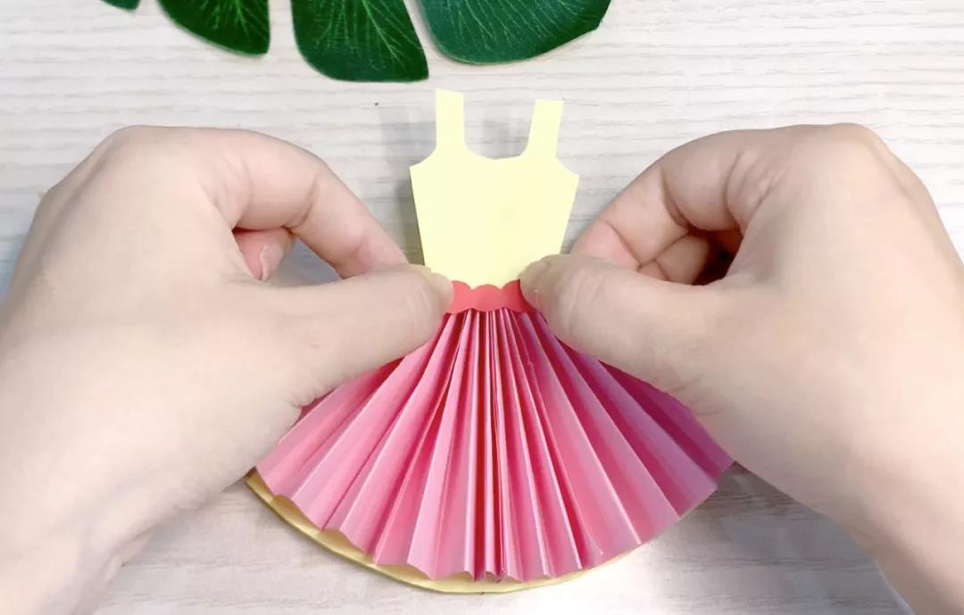 步骤28：用碎纸剪出一条小腰带。给妈妈的贺卡就做好啦！