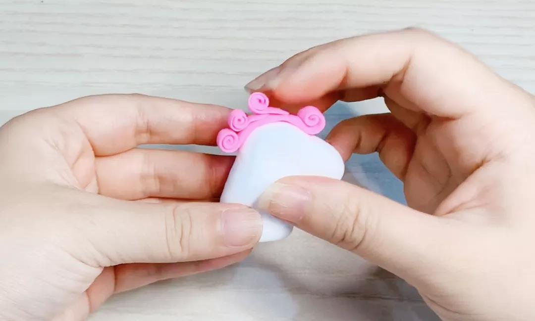 步骤4：同样的手法复制两个，粘在头部并压实。