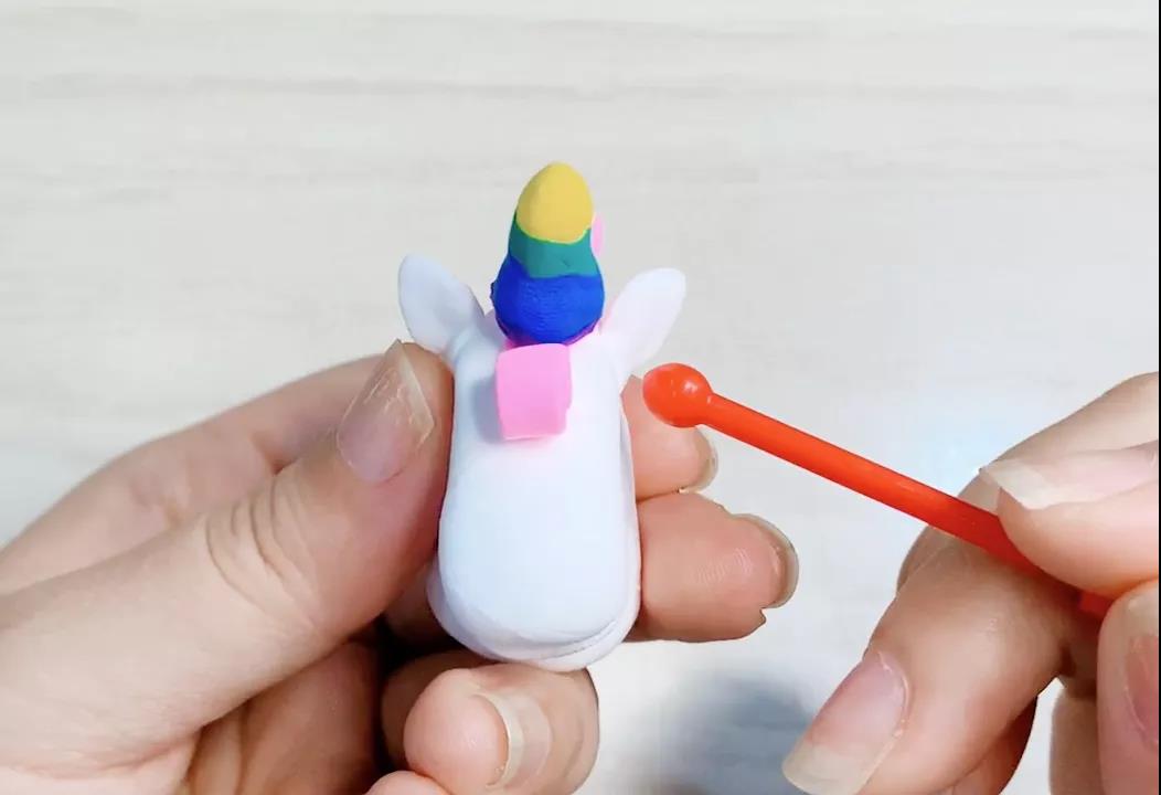 步骤10：粘在两侧，并用工具调整。