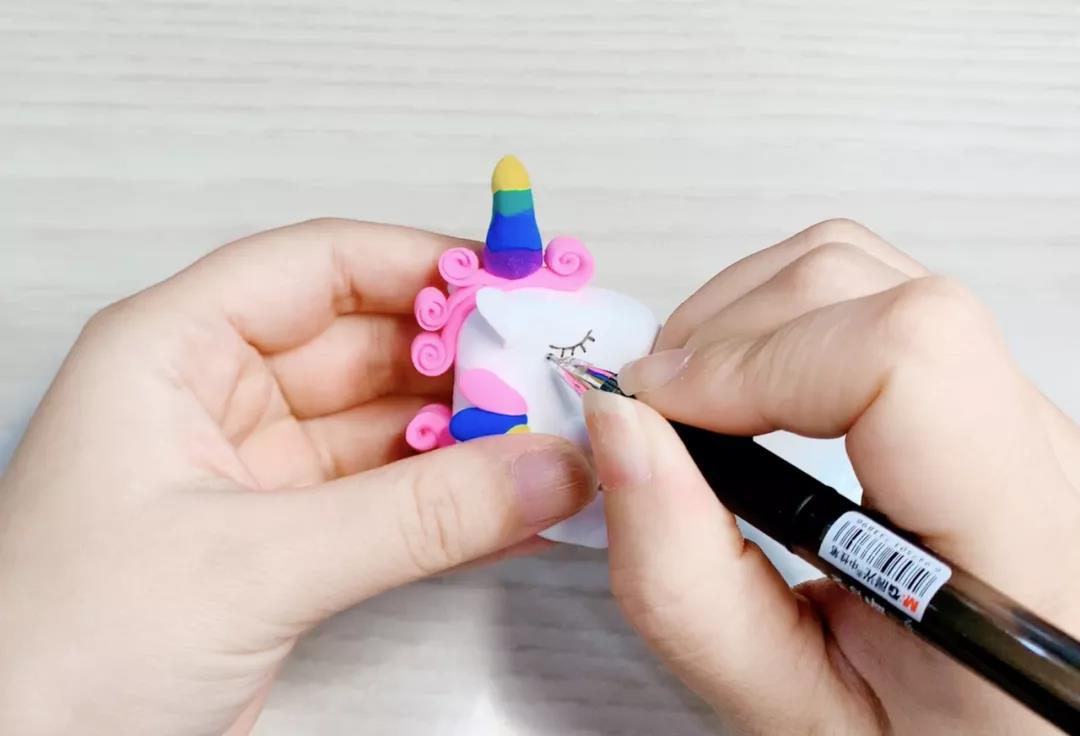 步骤15：用黑色水笔画出独角兽的眼睛和睫毛。