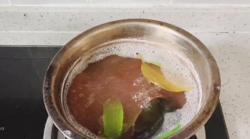 步骤3：水煮到泛黄，叶子颜色变暗就可以拿出来了（最好用一个用完就丢的小碗煮，你看我的不锈钢碗煮黑了）