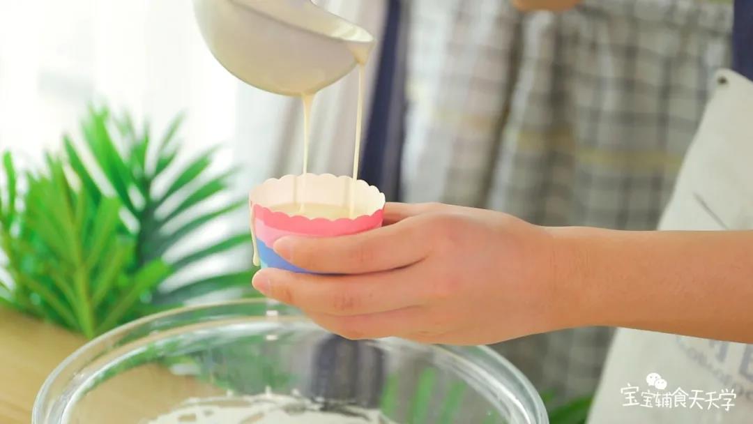 6、把面糊装入纸杯中，约7-8分满即可；同时预热烤箱190度