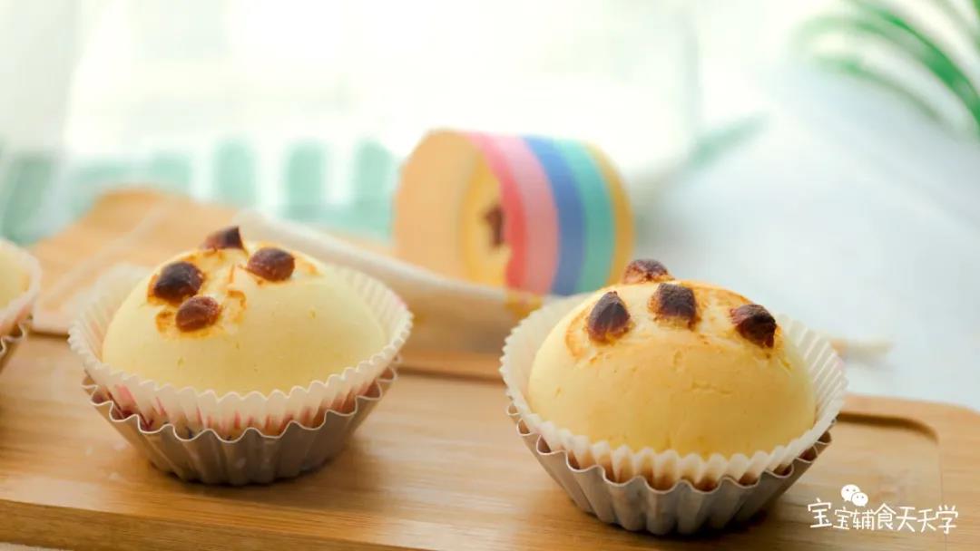 看着烤箱它们一个一个蓬得高高的小圆头，真的太可爱了~一拌一烤就做好，超简单，宝宝大人都会爱不释口哦！