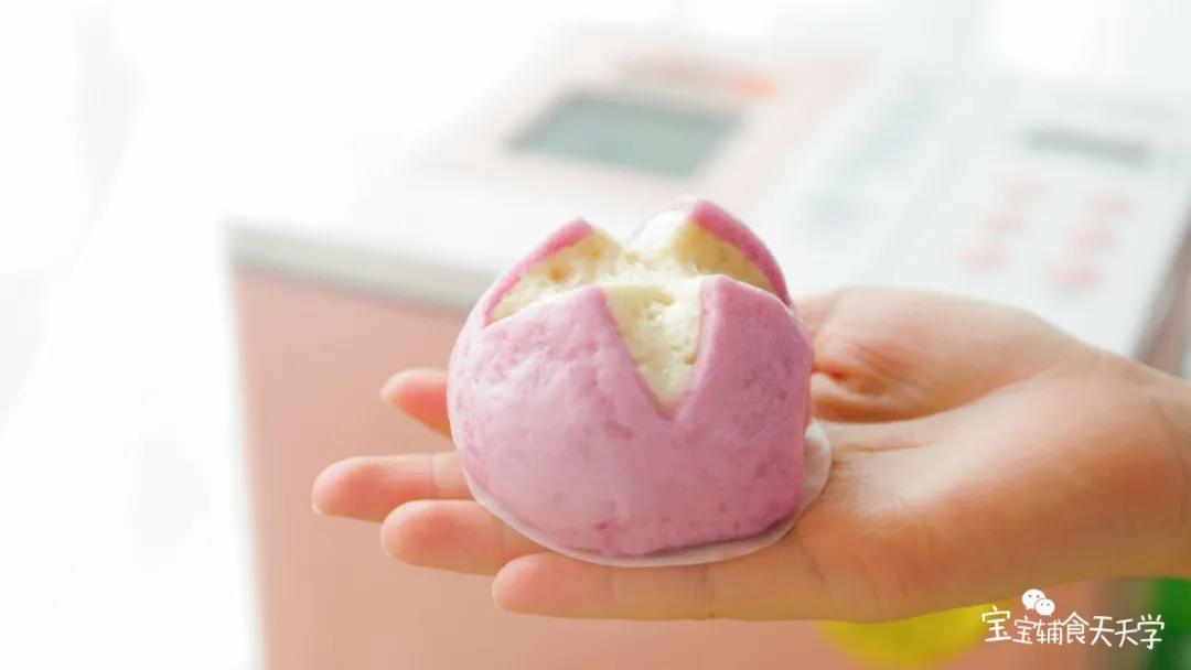 在蒸的过程中弥漫着淡淡的紫薯香气，制作的过程也因为用了面包机揉面变得简单轻松。