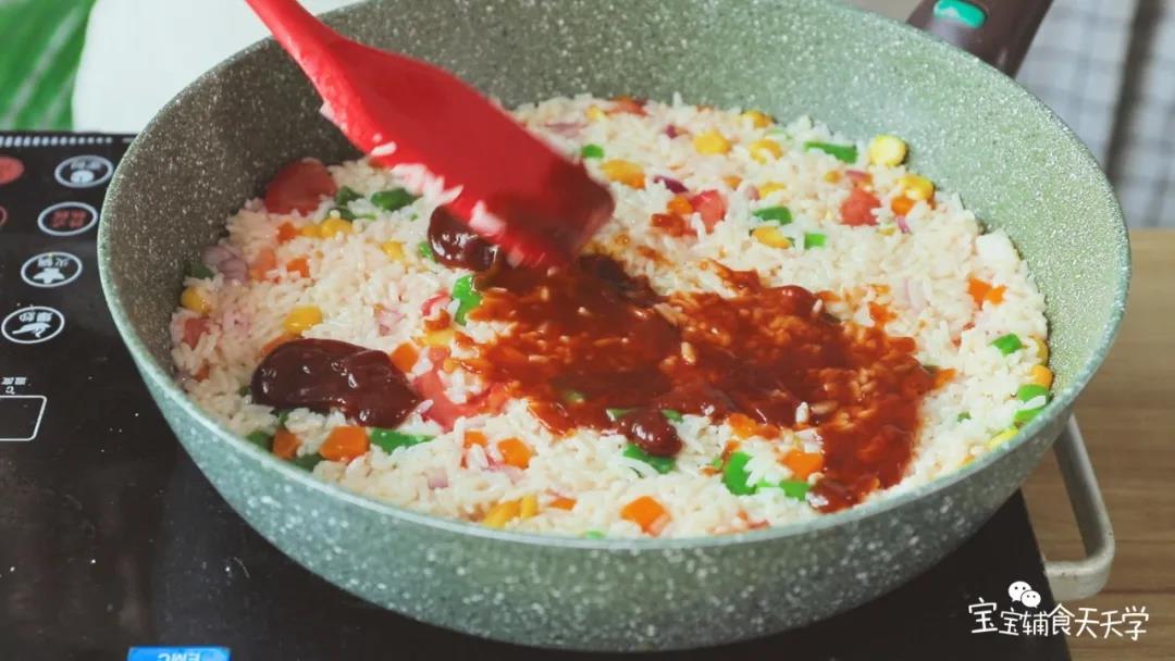 第7步：铺平后涂上蕃茄酱抹匀