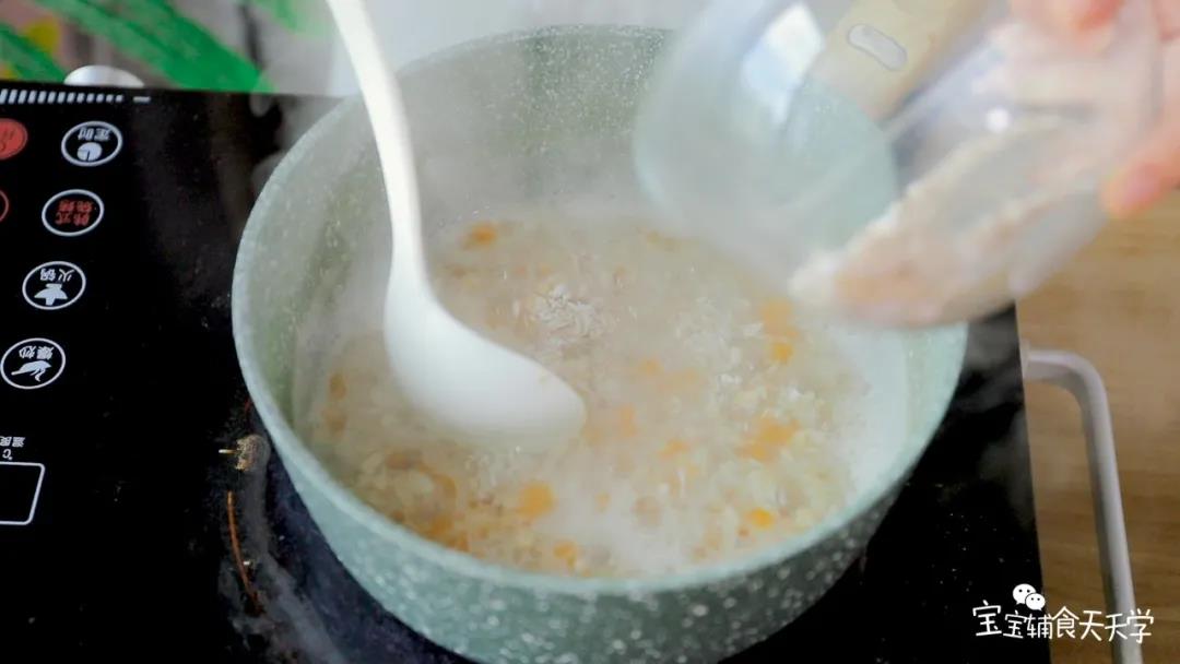加入燕麦，持续搅拌，煮至粘稠状