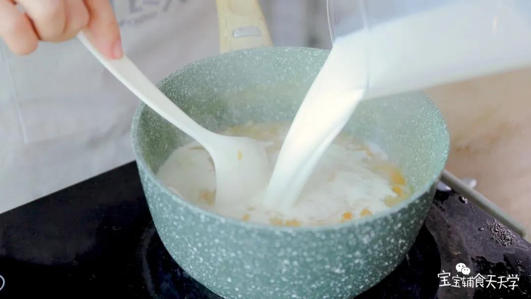 燕麦粥已经熟后，浓稠状态下加入牛奶