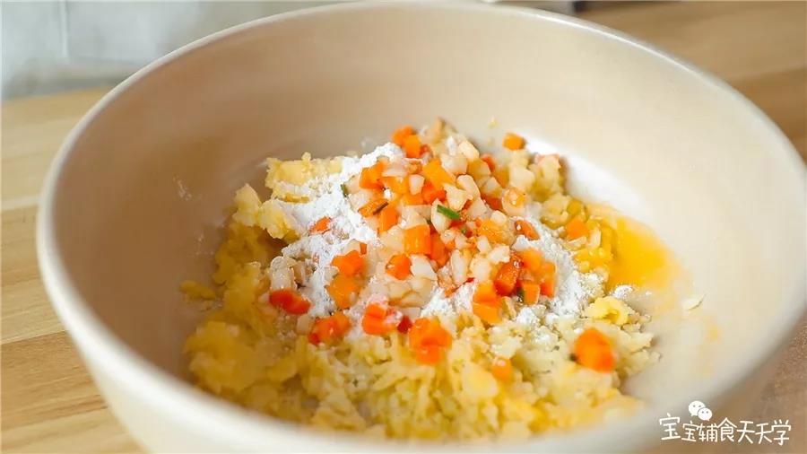 倒入翻炒好的胡萝卜贝柱碎