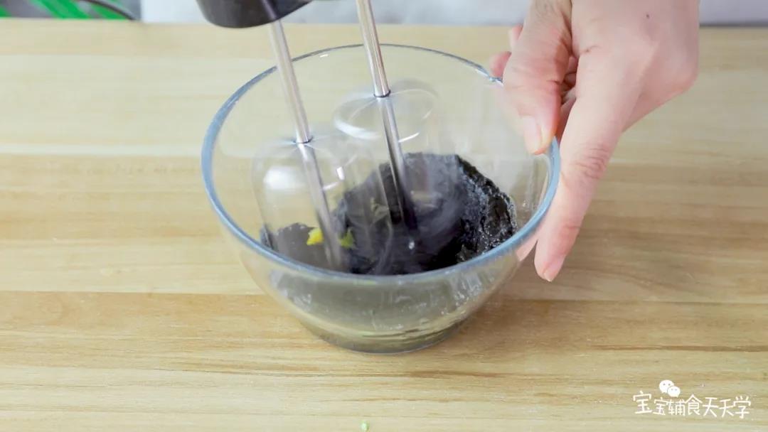 用打蛋器搅拌至蓬松变大