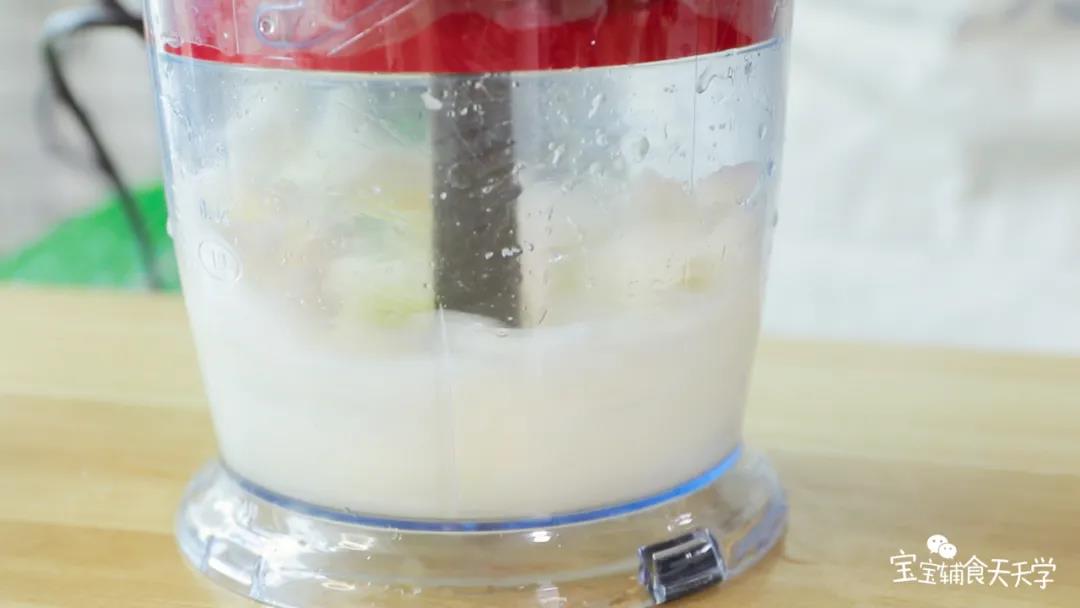 蛋清和铁棍山药倒入搅拌机搅打至蓬松变大、气泡丰盈