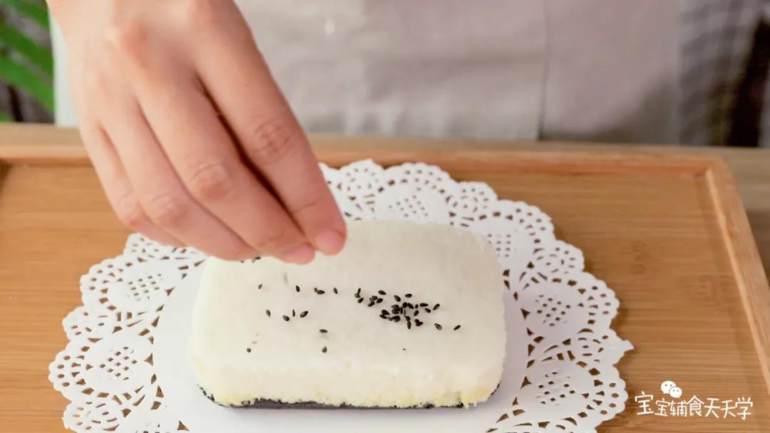 出锅后趁热撒上一点黑芝麻装饰