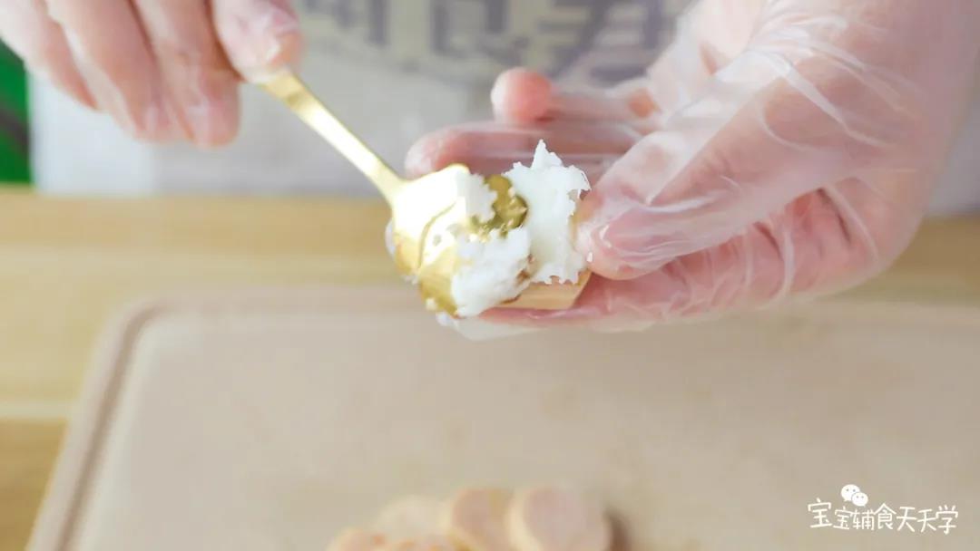 取一片香肠，勺上一点山药泥