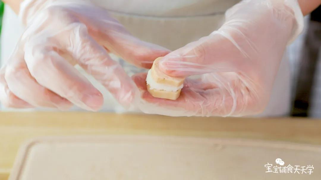 用另一片夹上，刮去多余的山药泥，整理成一个个小圆柱体