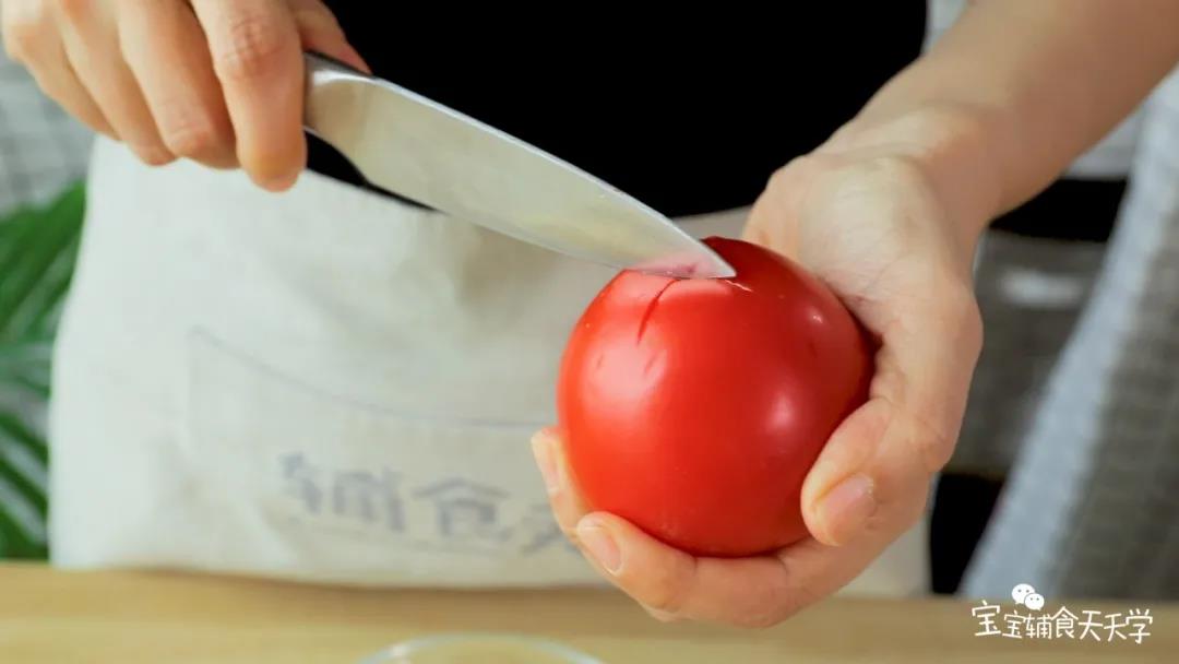 第2步：蕃茄底部划十字