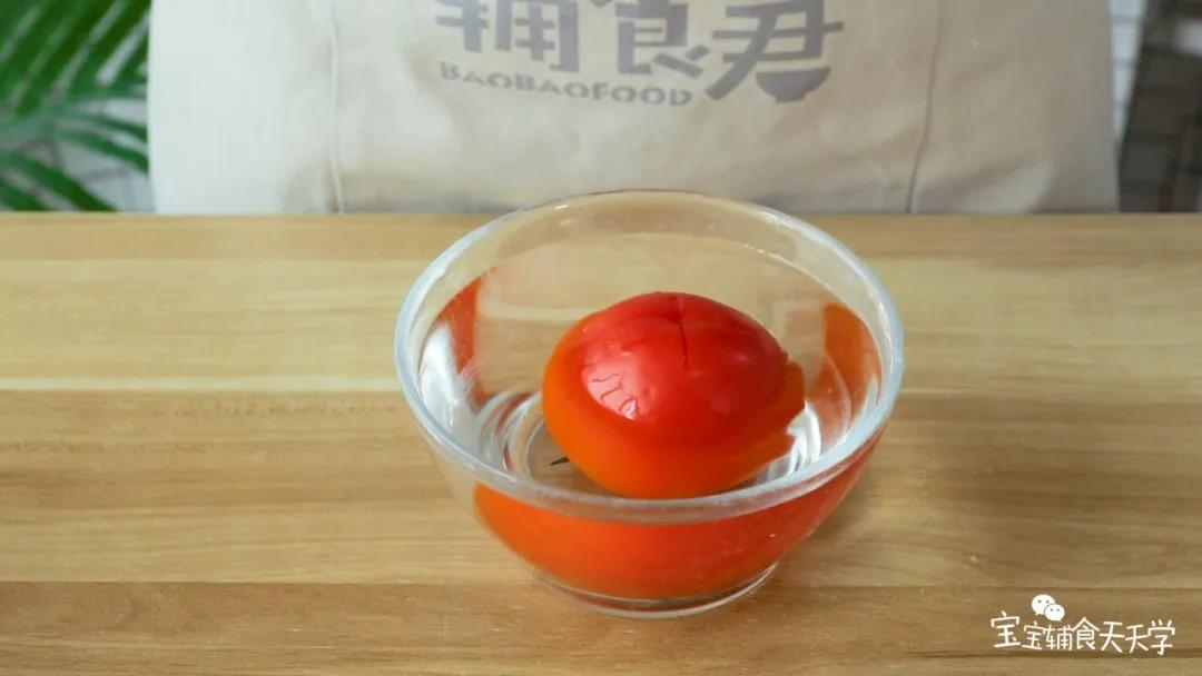 第3步：放入热水，浸泡一会然后去皮