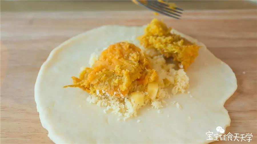 面团擀成薄饼，中间放入一层奶酪碎，再铺上一层红薯泥