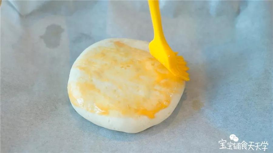 取出烤饼涂上蛋液后再烤5分钟即可