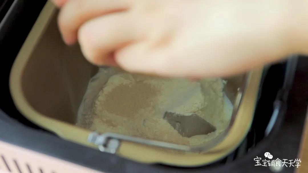 第3步：在面包桶加入材料：面粉、牛奶、酵母