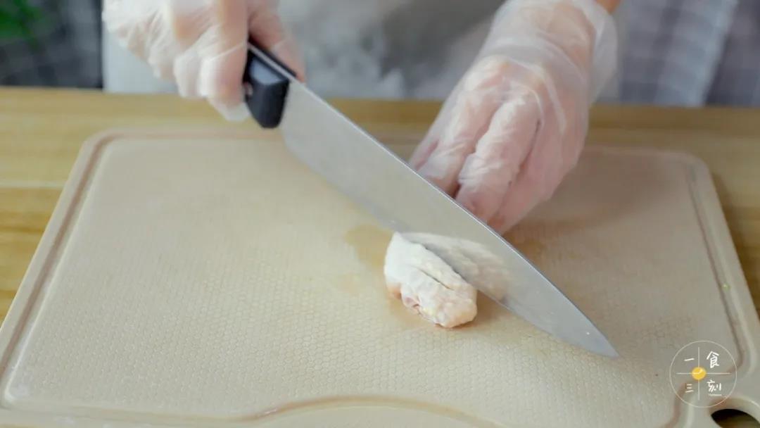 鸡翅洗净划开，会更容易熟与更入味