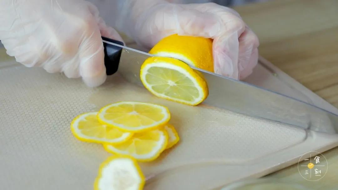 把柠檬切片，数量跟鸡翅数量一致