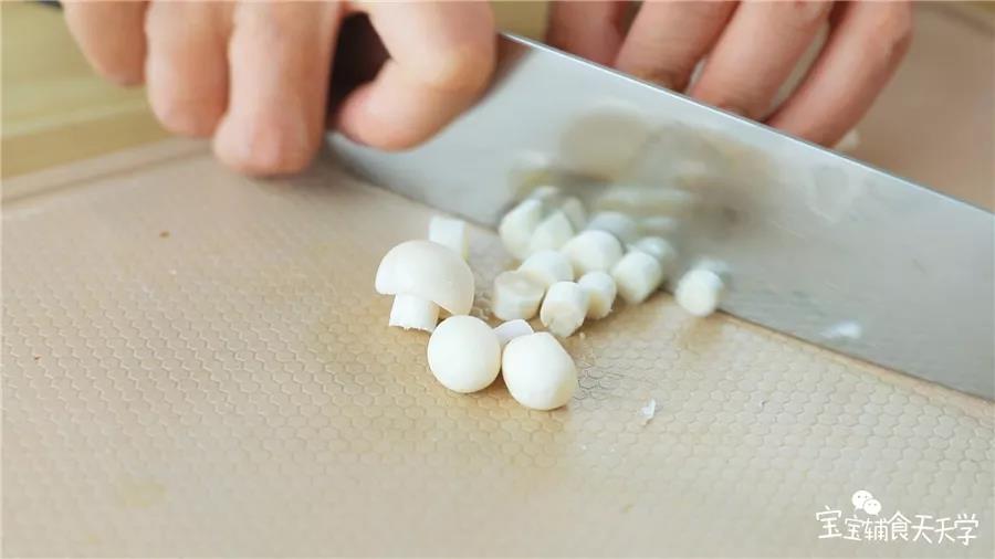 第3步：海鲜菇切粒