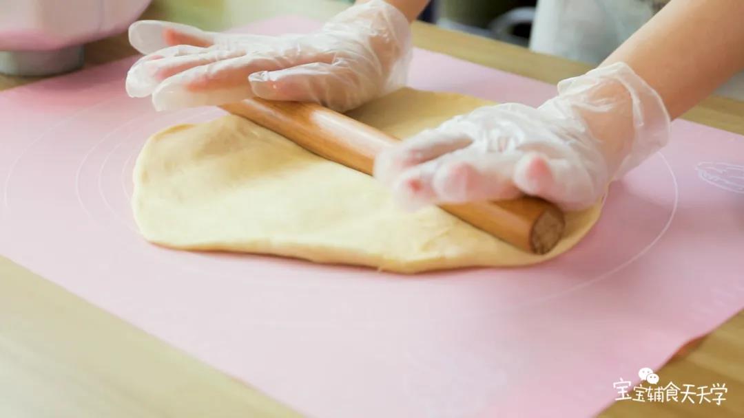 取出面团，在揉面垫上擀开