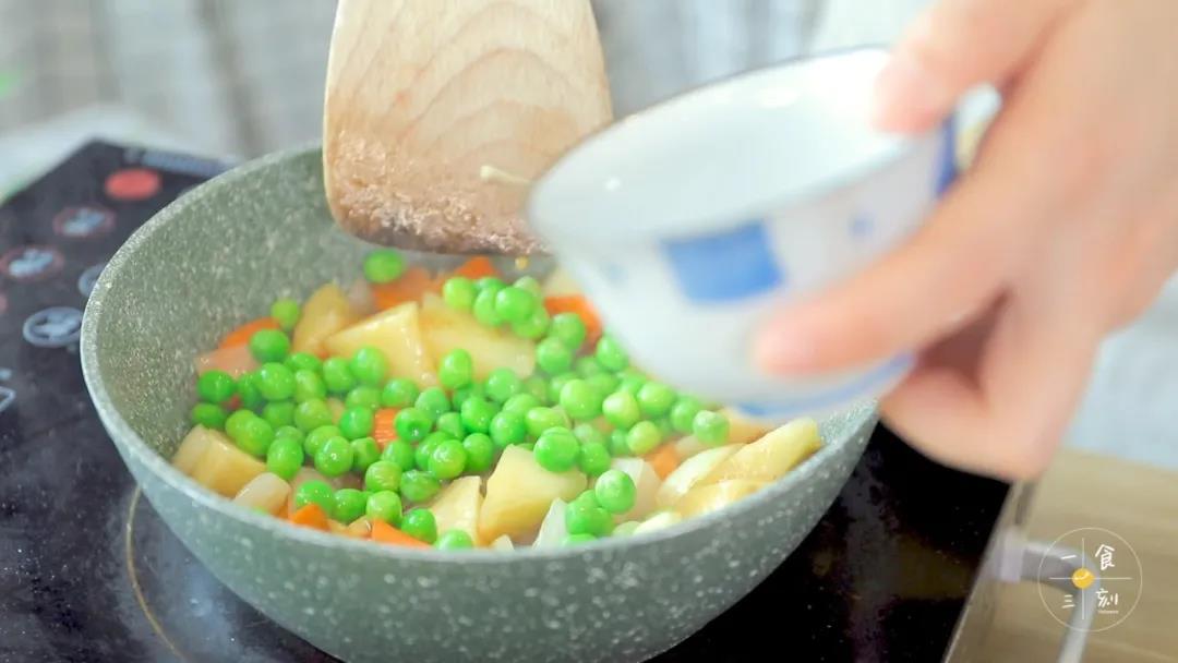 放入青豆，如果酱汁没有没过蔬菜，可以适量再加些清水