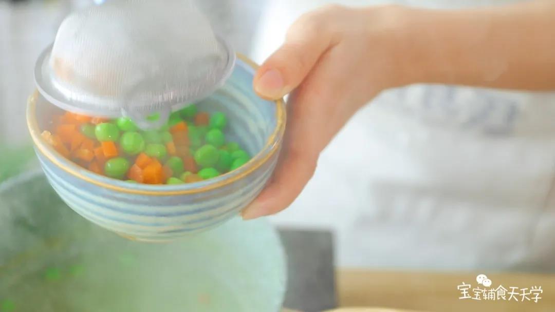 捞起蔬菜，备用