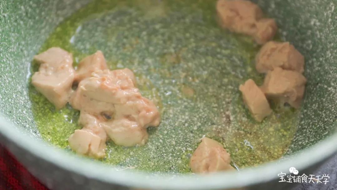 热锅涂油，放入鹅肝煎香