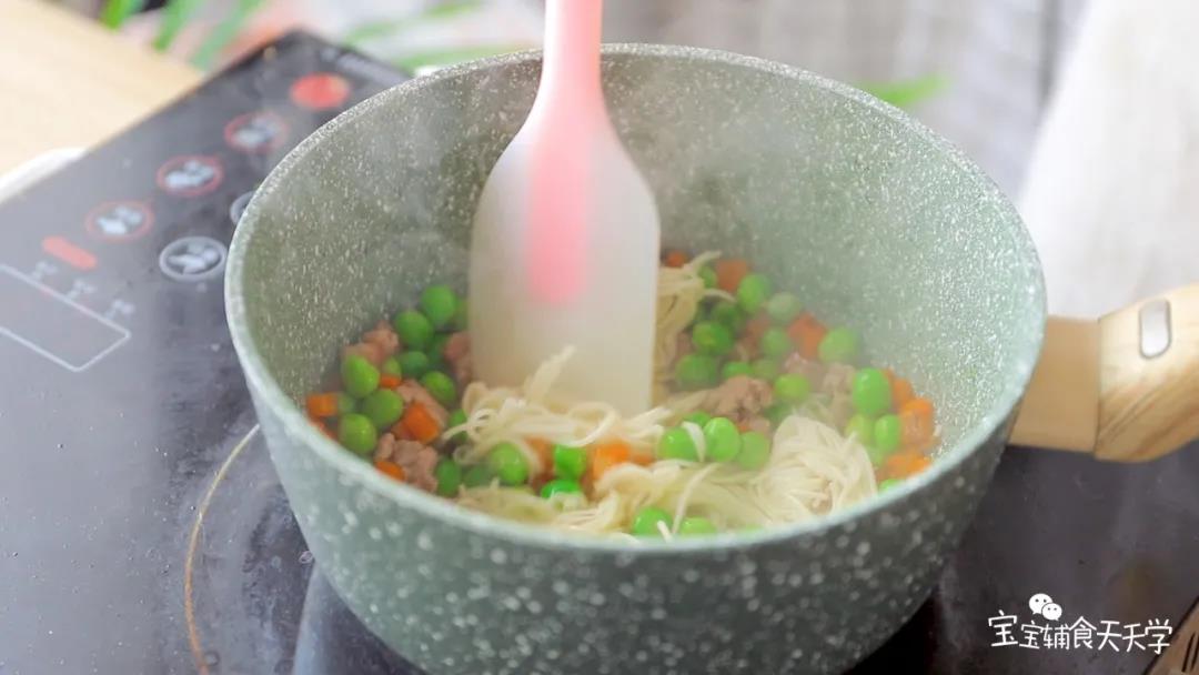 倒入烫好的辅食面，混合均匀