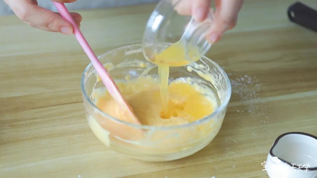 在面糊中加入橙汁和玉米油，轻轻混合均匀