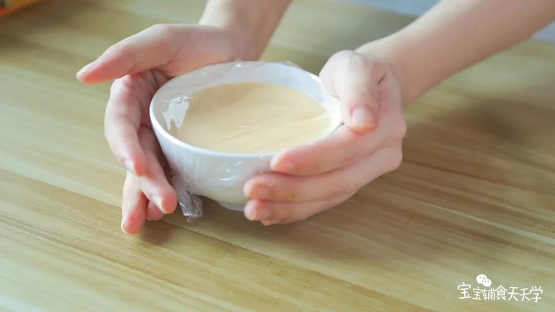 用保鲜膜包起来，牙签戳几个小洞，放入烧开水的蒸锅蒸20分钟焖5分钟