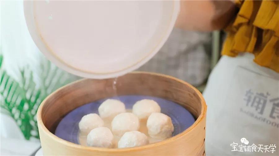 鸡肉米饭丸放入蒸锅蒸15分钟即可