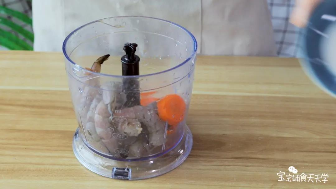 虾肉、胡萝卜、蛋清放入搅拌机