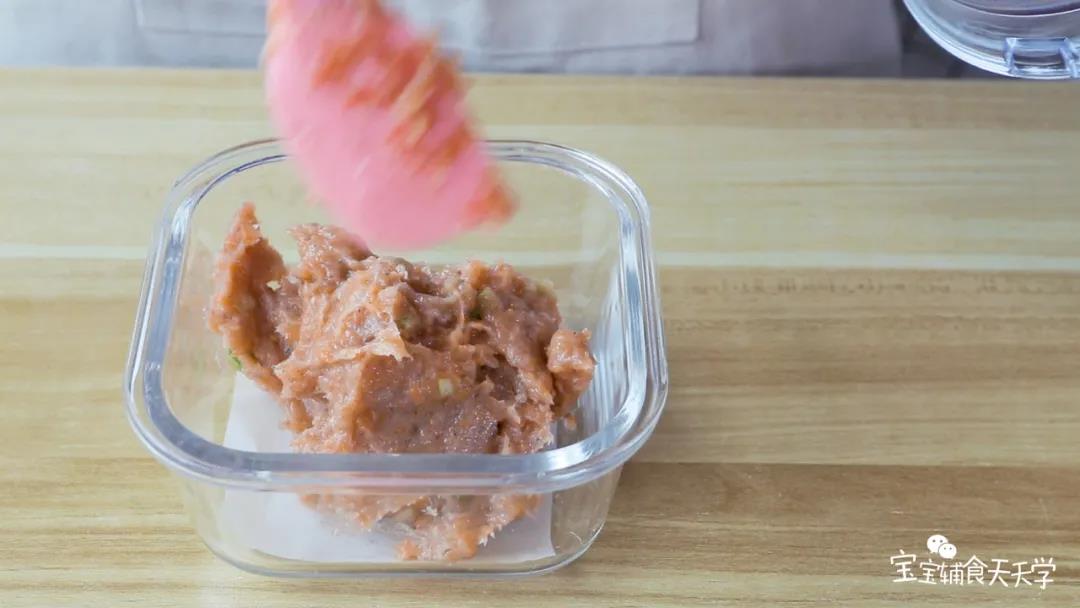 玻璃容器底部铺上油纸，倒入虾泥