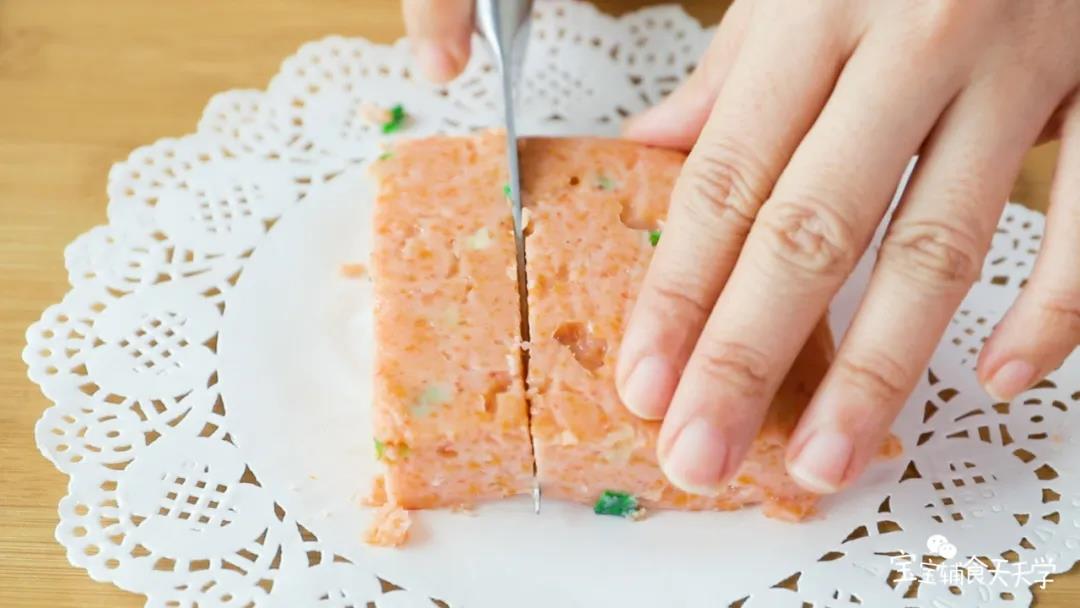 取出冷却脱模切块即可