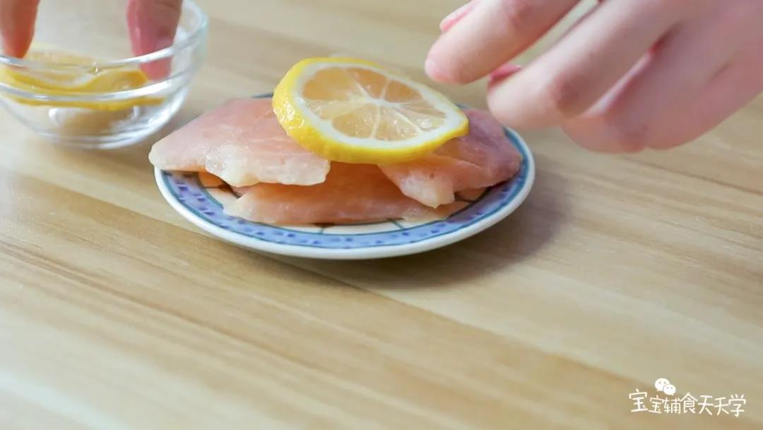 用柠檬片腌制鱼排5分钟左右去腥，备用