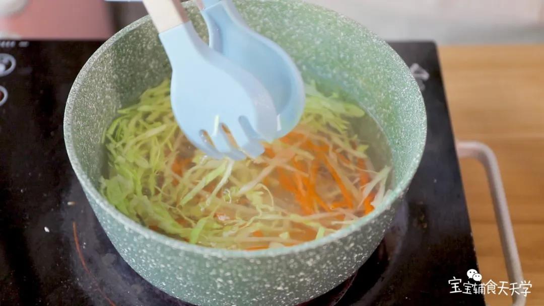 把蔬菜丝焯水煮熟