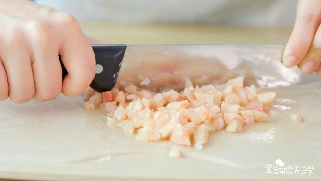 把鱼排切碎，装入一个深碗中