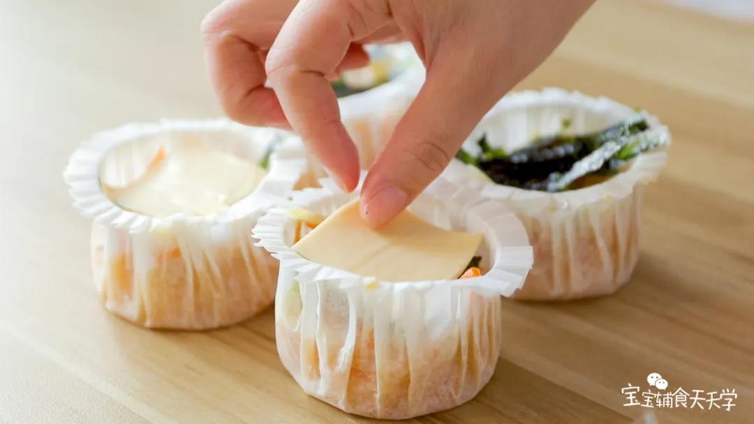 把芝士片切成杯口大小的方型，放在海苔碎上面